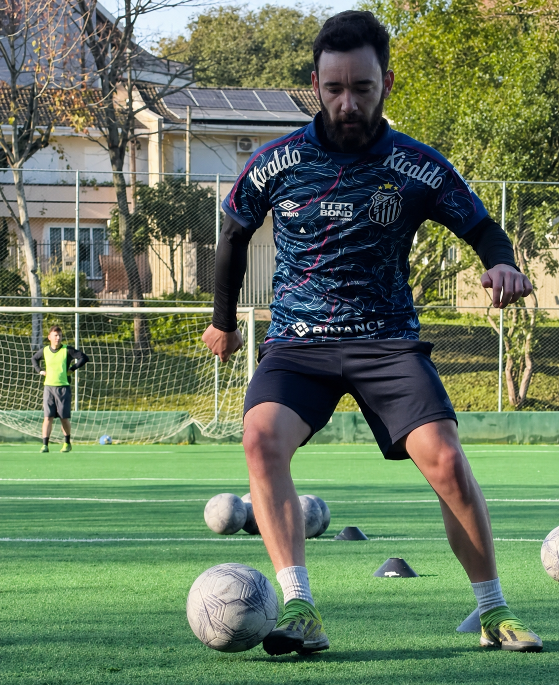 Preparador físico avaliando atleta de futebol